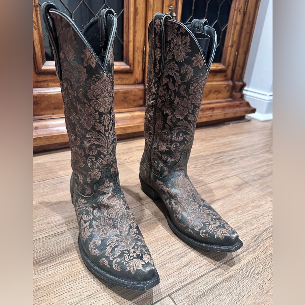 Real cowboy style boots with a flare